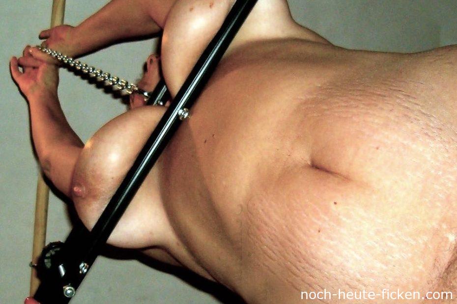Beim BDSM meine Titten pressen